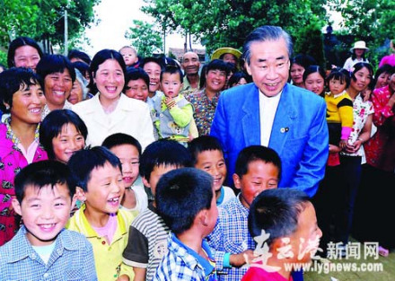 2002年6月25日，羽田孜与赣榆徐福村村民