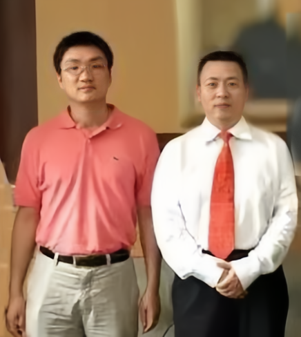 黄峥与段永平（右）
