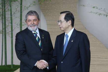 2008年与巴西总统卢拉握手