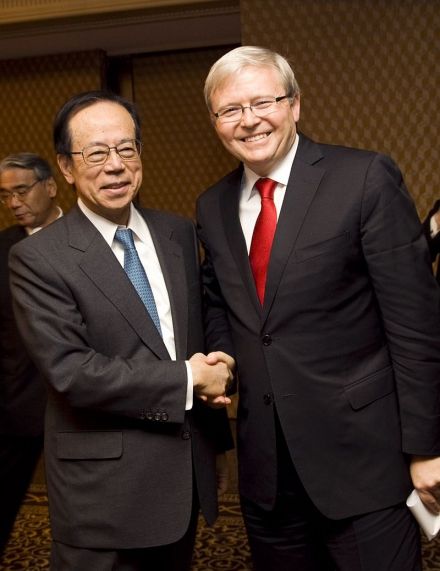 2011年与澳大利亚时任外长陆克文合影