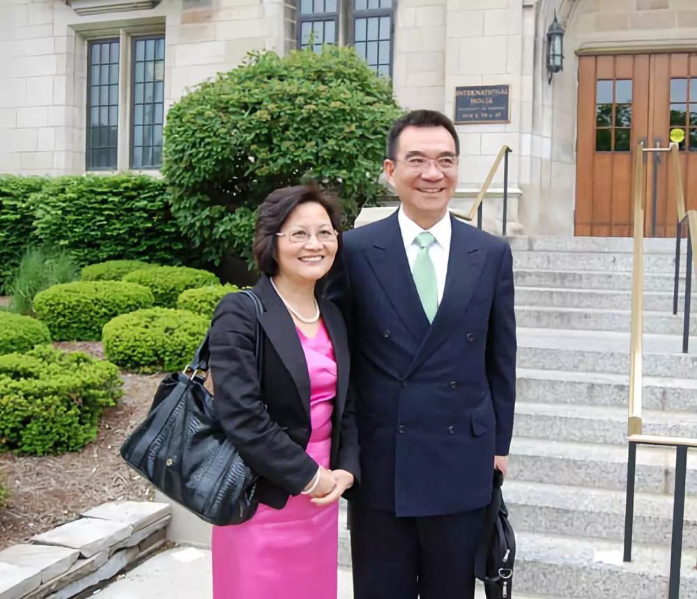 林毅夫与妻陈云英在一起