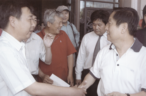 韩美林先生对记者说：学功的画里有很强的学术性，有很大的张力