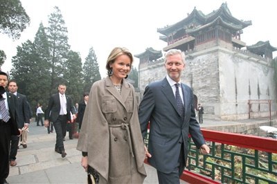 2011年时任王储的菲利普与妻子游览颐和园