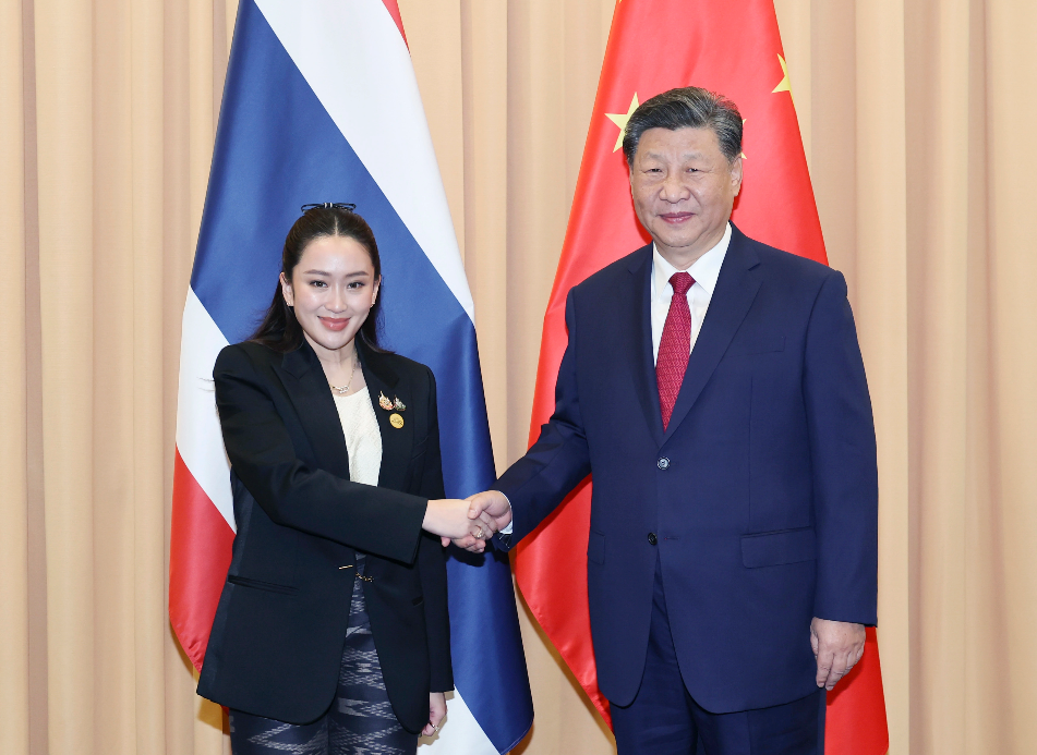 当地时间11月15日，国家主席习近平在利马会见泰国总理佩通坦 