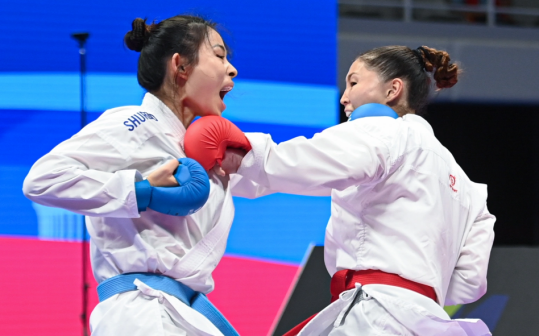 中国选手龚莉（左）与哈萨克斯坦选手阿塞尔·卡奈在比赛中