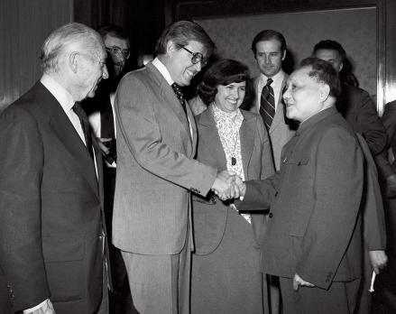 1979年4月，参议院代表团与邓小平见面，右后方即为拜登 