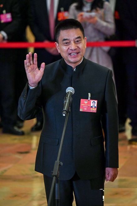 参加全国政协十三届一次会议第三场“委员通道”采访 