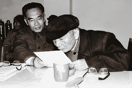 1981年，程庆国与茅以升（右）在研究生论文答辩会上