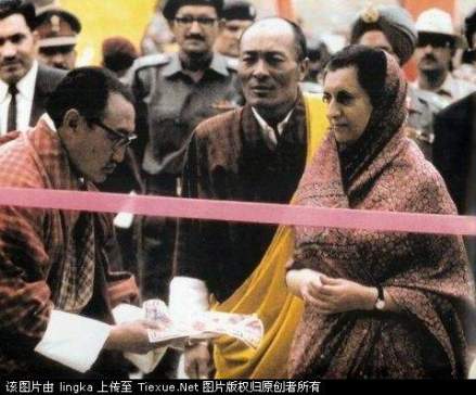 1968年三世国王（中）欢迎英迪拉访问不丹