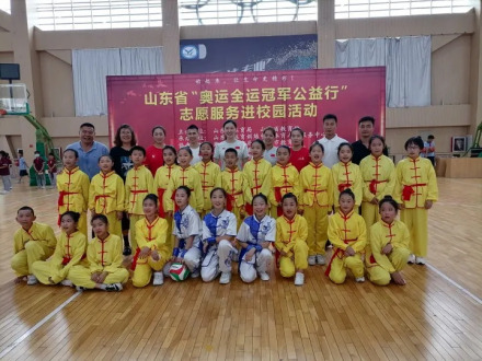 2022年杨飞飞参加“奥运全运冠军公益行”志愿服务进校园活动