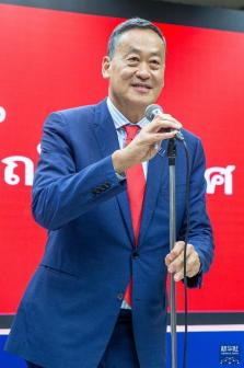 赛塔·他威信接受媒体采访
