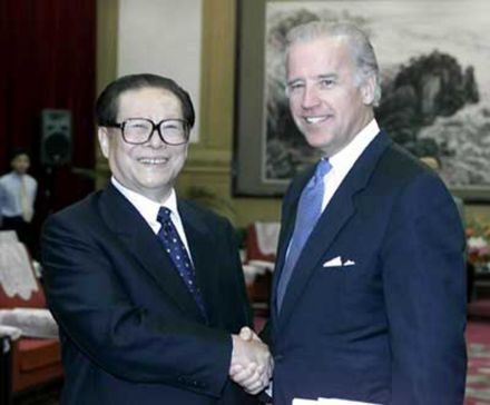 2001年，参议院外交委员会主席拜登与中国国家主席江泽民会面 