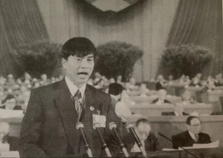 1993年,刘永好在全国政协八届一次会议上代表民营企业家发言 