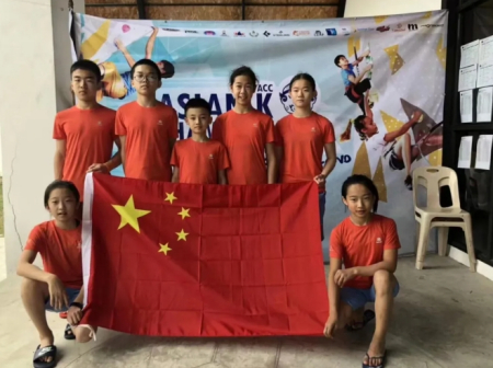 骆知鹭（右二）首次作为国少队队员参加2018年亚洲少年攀岩锦